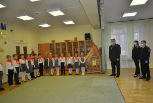 В Смоленске полицейские и общественники посвятили школьников в «Юные гагаринцы»
