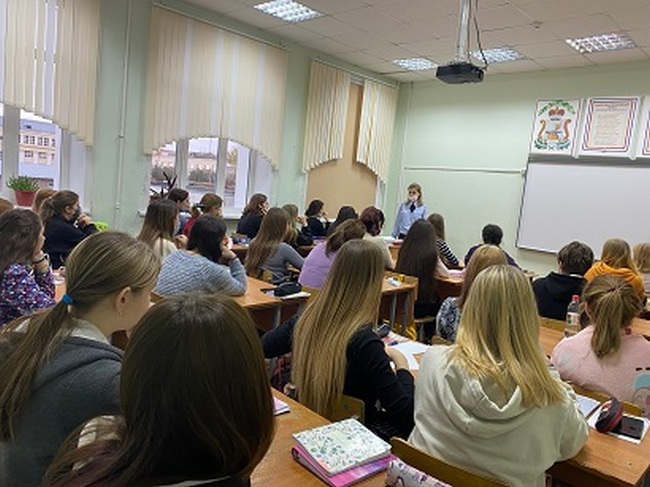 Студентам колледжа в Смоленске напомнили о важности соблюдения ПДД