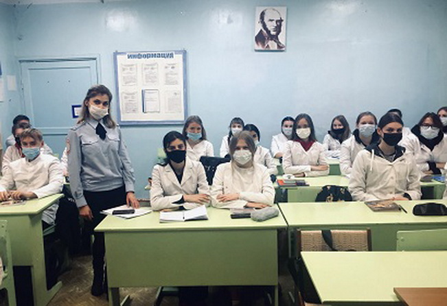 Сотрудники отдела ГИБДД встретились со студентами смоленского медколледжа 