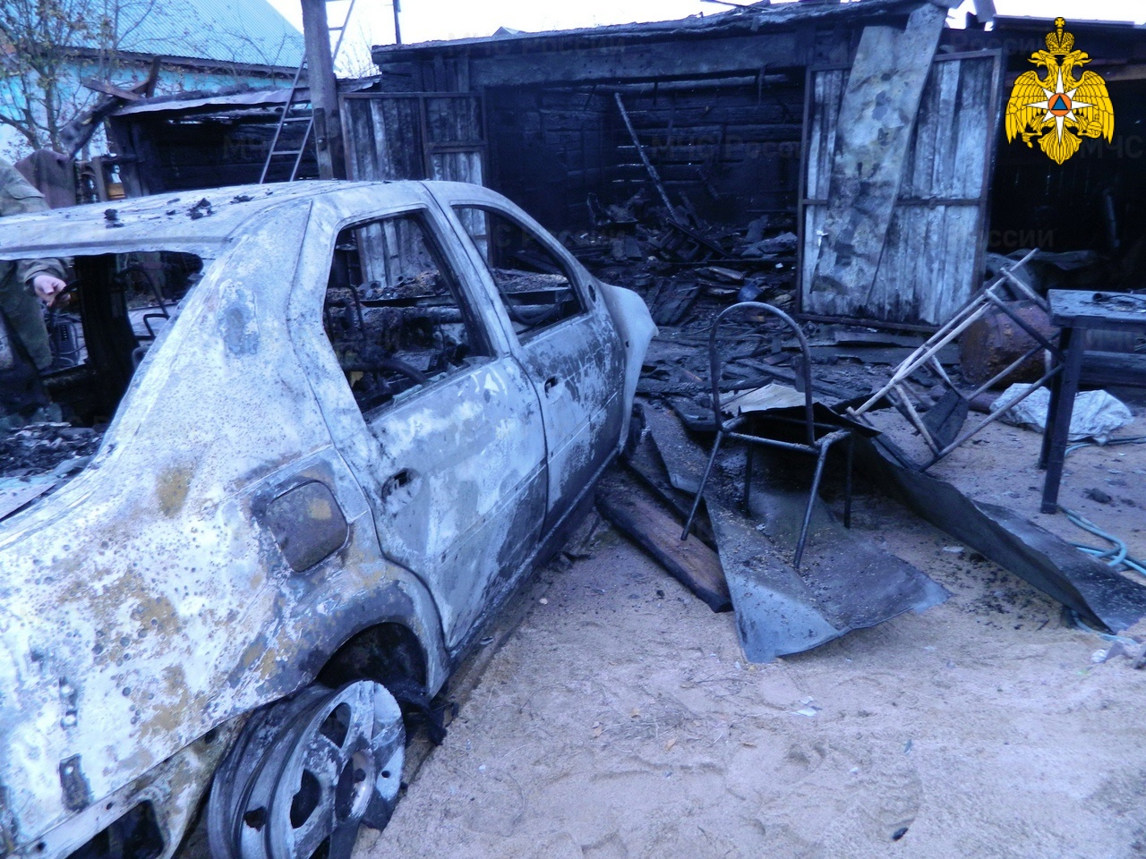 В Смоленске сгорел гараж и автомобиль Renault Logan