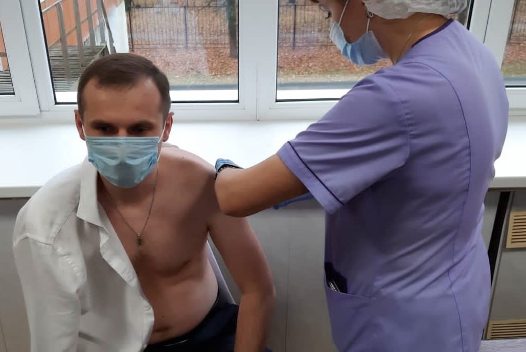 Сергей Леонов вакцинировался от коронавируса