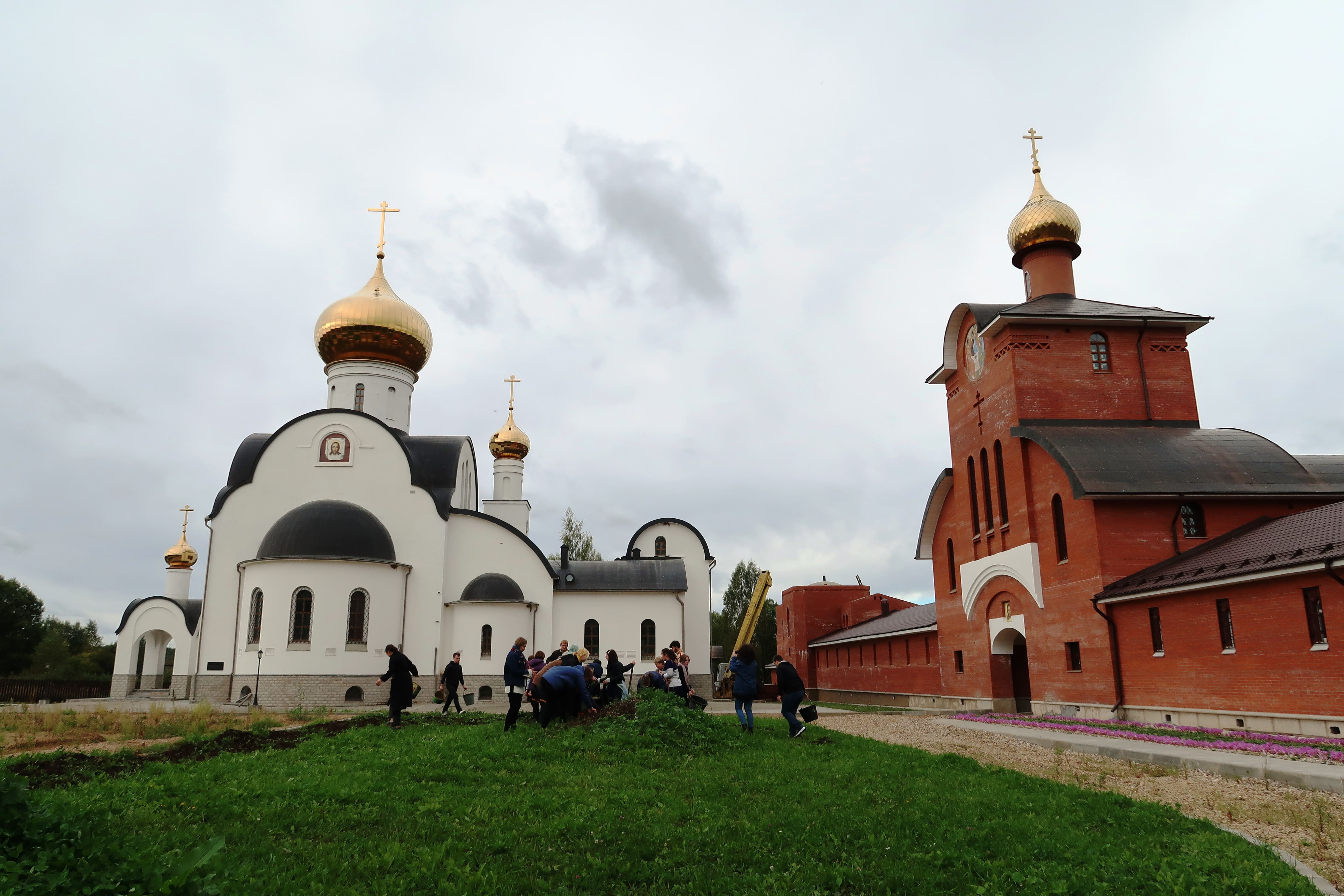 Студенты-волонтеры приняли участие в благоустройстве территории монастыря в Вяземском районе