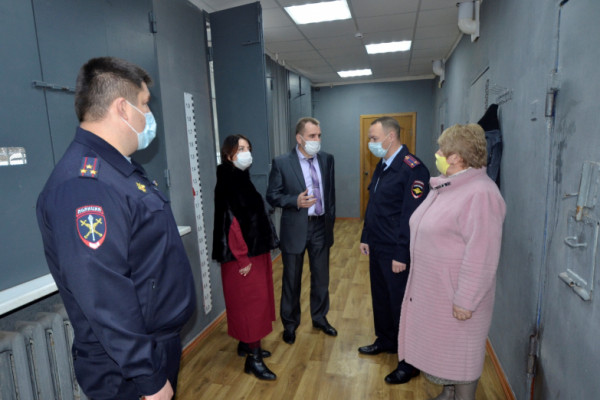В Смоленске Общественный совет проверил полицейский центр управления нарядами 