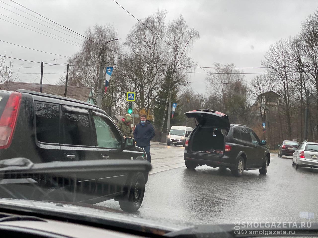 На улице Дзержинского в Смоленске случилось ДТП с участием внедорожников