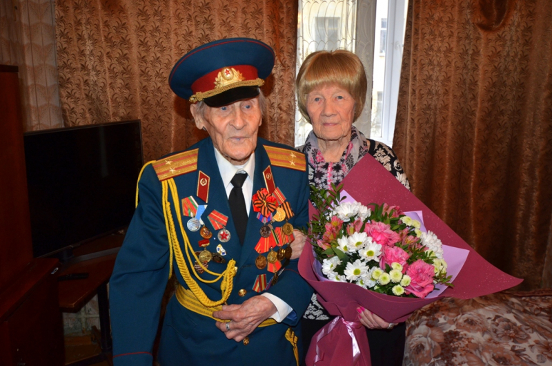 В Смоленске сотрудники регионального УМВД поздравили ветерана со 103-летием