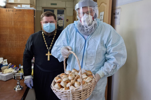 Митрополит Исидор посетил пациентов с COVID-19 в Клинической больнице № 1 города Смоленска