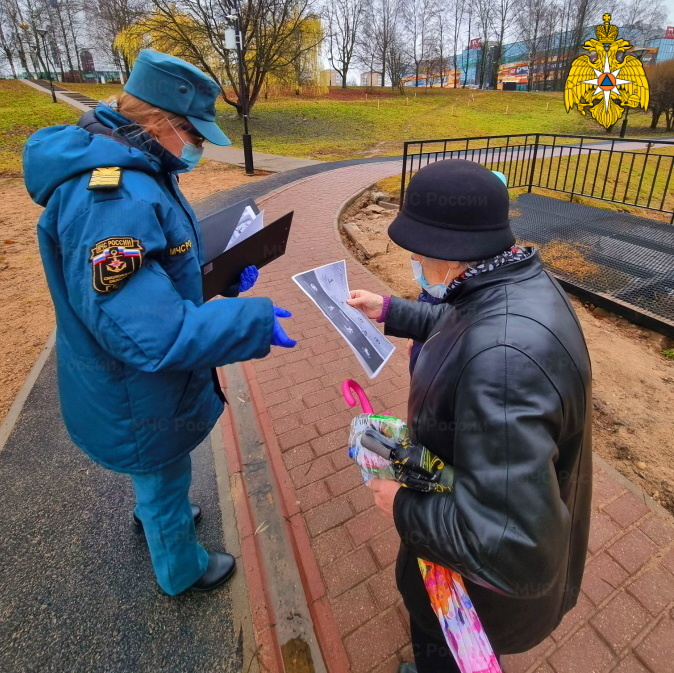 Сотрудники МЧС проводят профилактические беседы в парках Смоленска