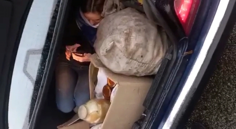 Смоленские пограничники обнаружили нелегалку в багажнике автомобиля