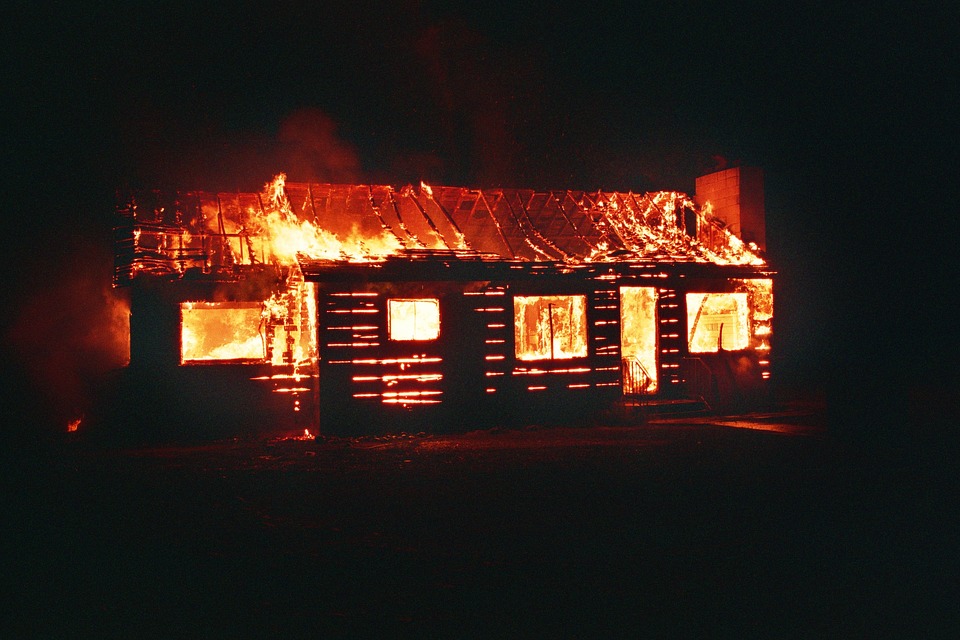 В Монастырщинском районе загорелся жилой дом
