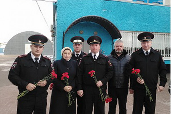 В Смоленске сотрудники и ветераны Госавтоинспекции почтили память погибших коллег
