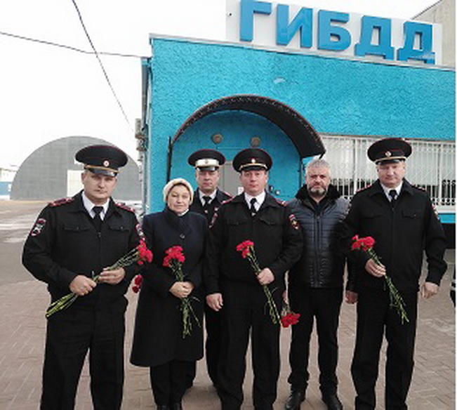В Смоленске сотрудники и ветераны Госавтоинспекции почтили память погибших коллег