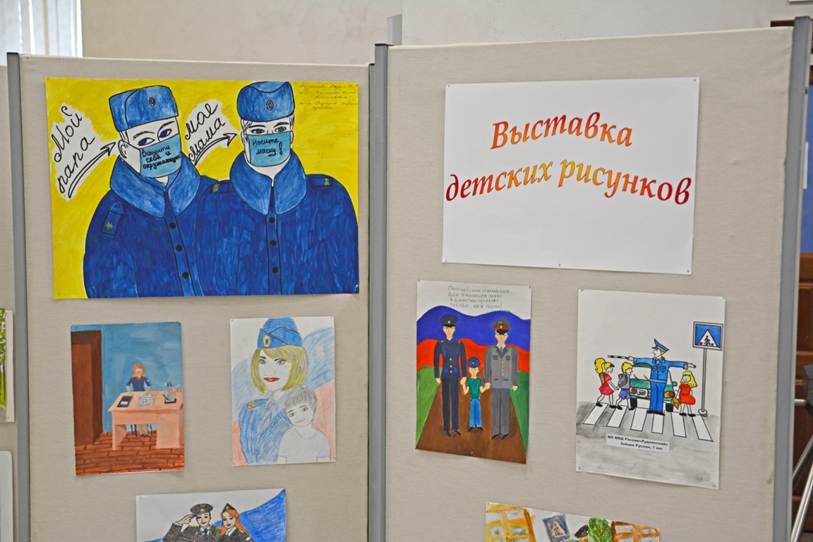 В Смоленске открылась выставка детских рисунков «Мои родители работают в полиции»