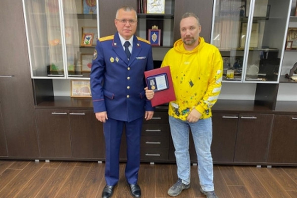 Руководитель смоленского следкома вручил ведомственную медаль координатору ПСО «Сальвар»