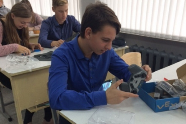 Ученики Игоревской средней школы знакомятся с основами робототехники