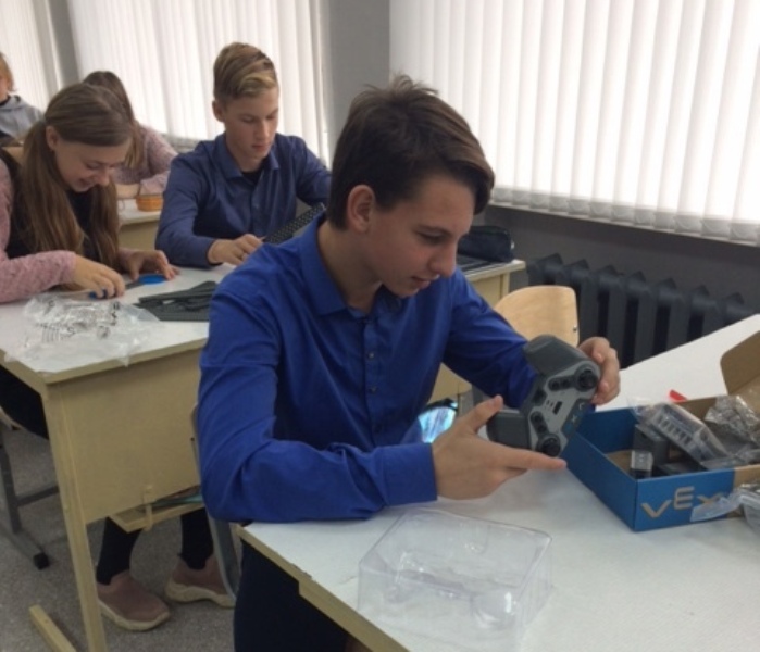Ученики Игоревской средней школы знакомятся с основами робототехники