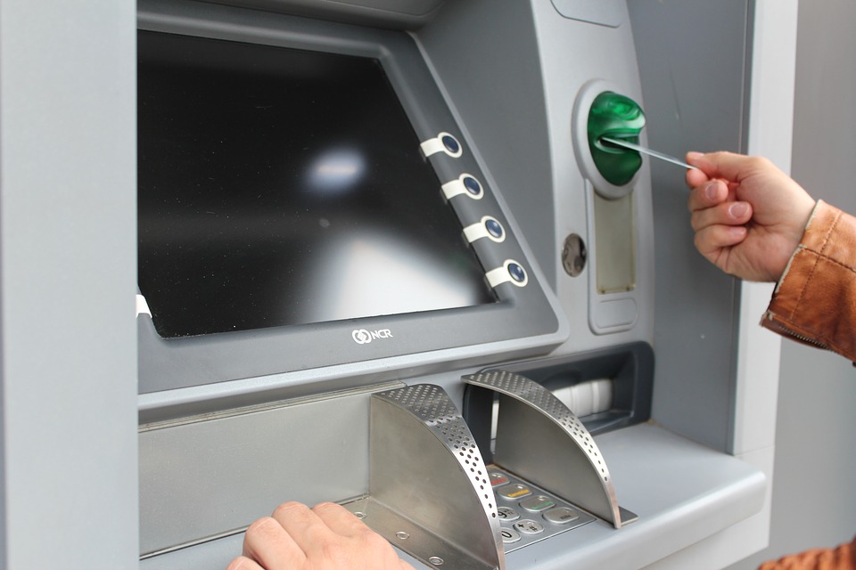 В Смоленске молодой человек забрал из банкомата чужие деньги