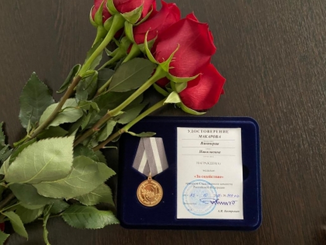 Руководитель смоленского следкома вручил ведомственную медаль Виктории Макаровой