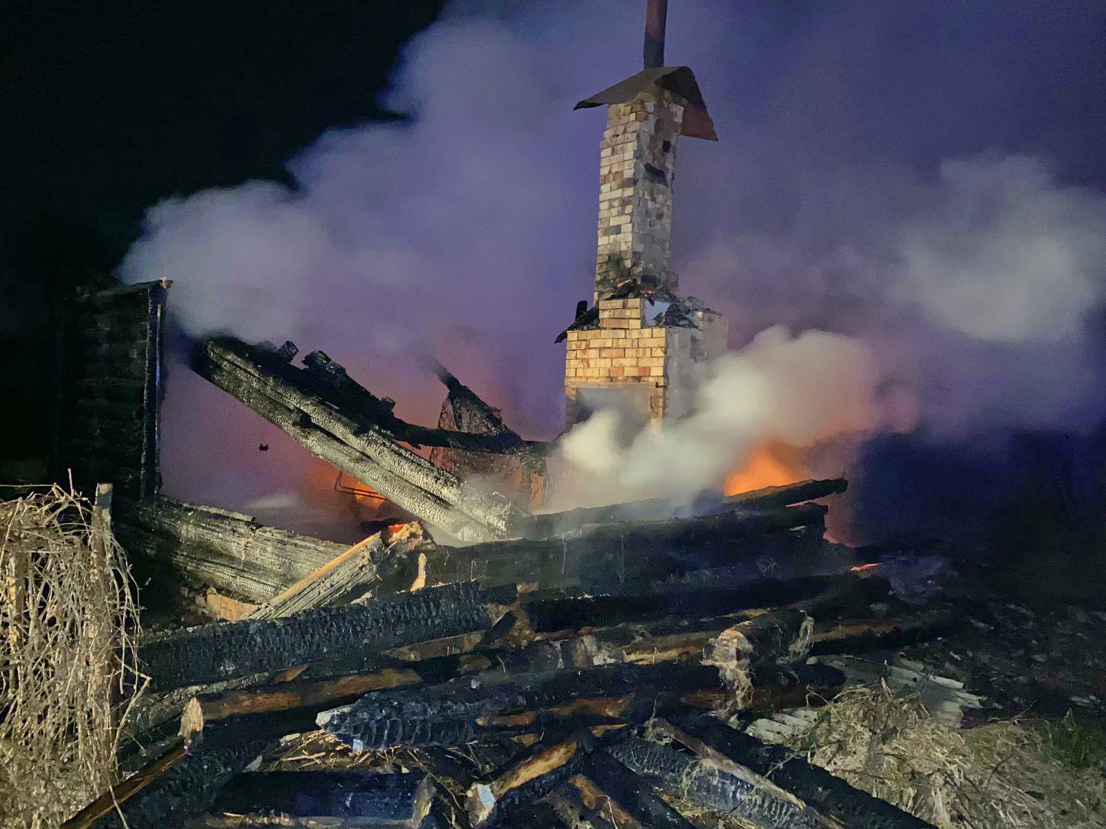 В Починковском районе сгорели жилой дом и сарай