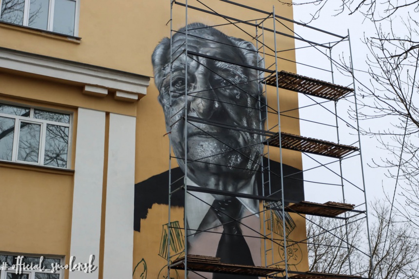 В Смоленске завершают граффити с портретом ветерана