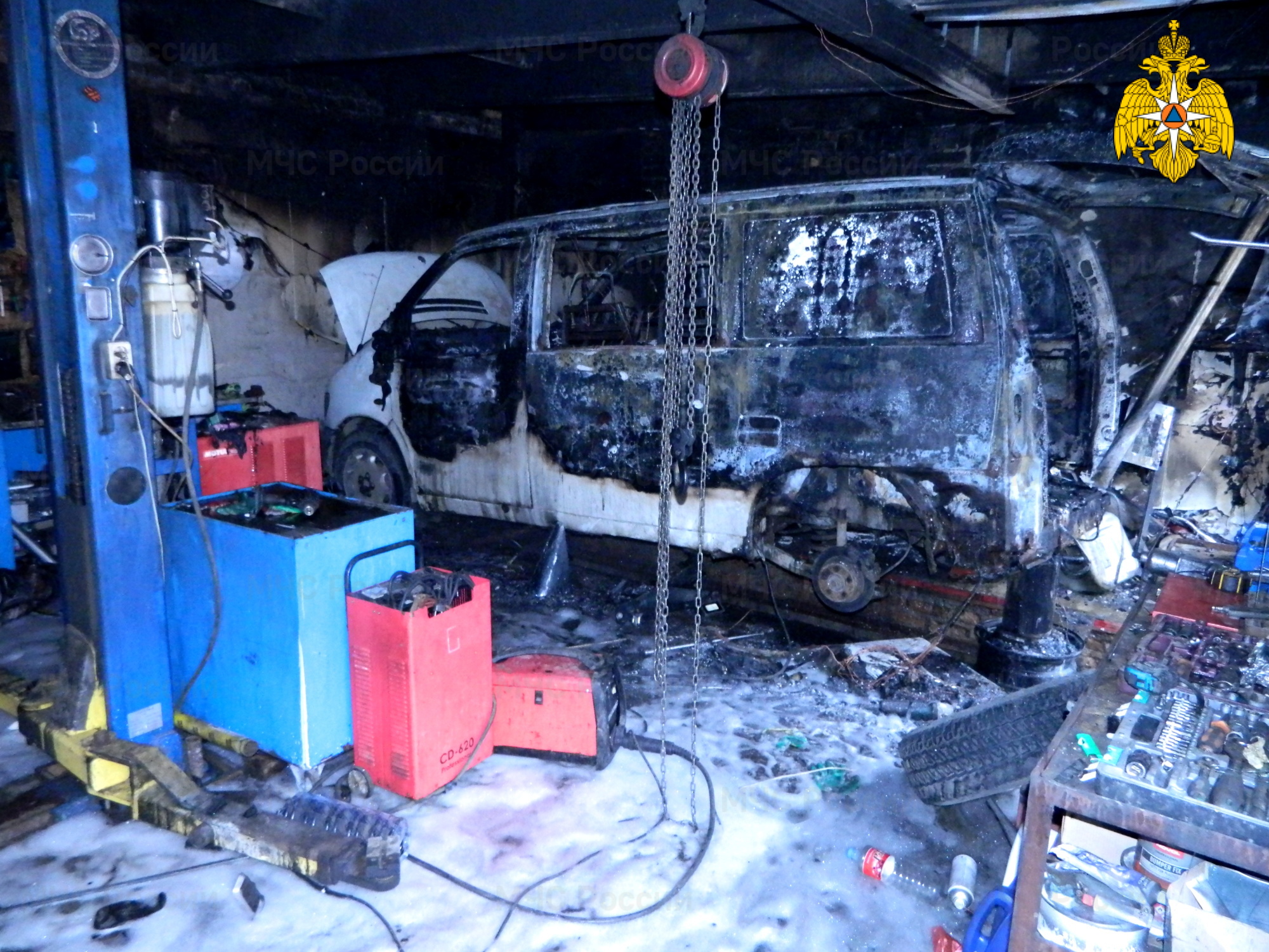 В Смоленске в гараже сгорел «Mercedes-Benz Vito»