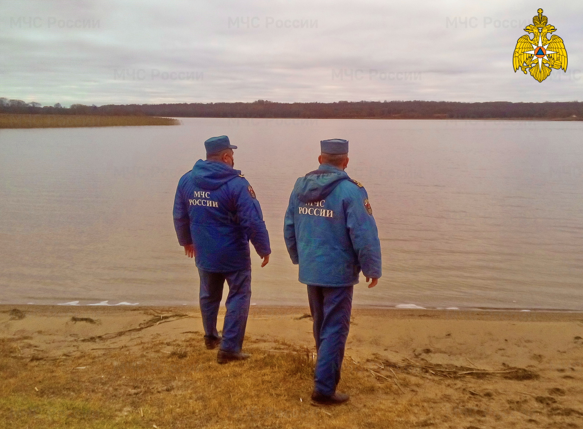 Сотрудники МЧС провели рейд на озере Большая Рутавечь в Руднянском районе