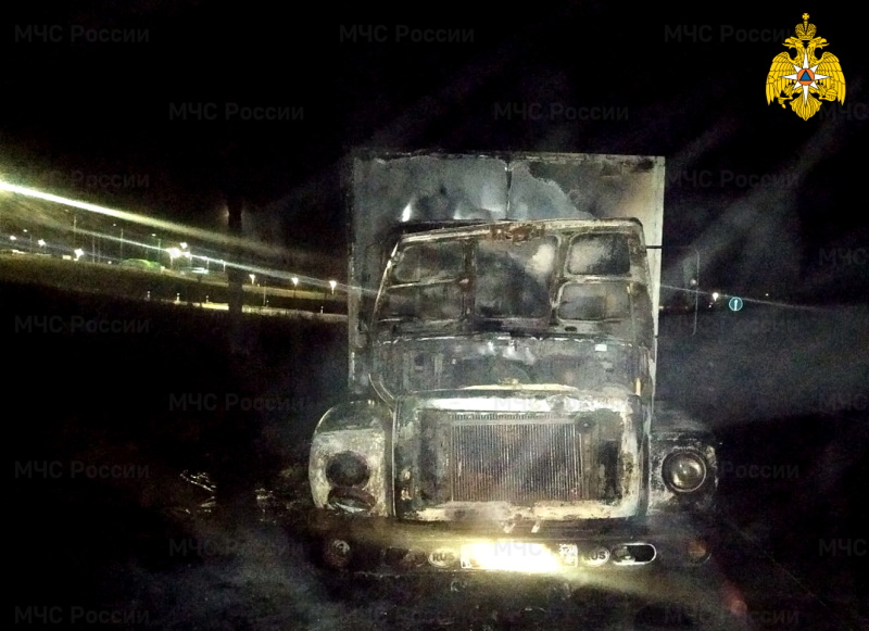 На обочине дороги в Кардымовском районе вспыхнул грузовик
