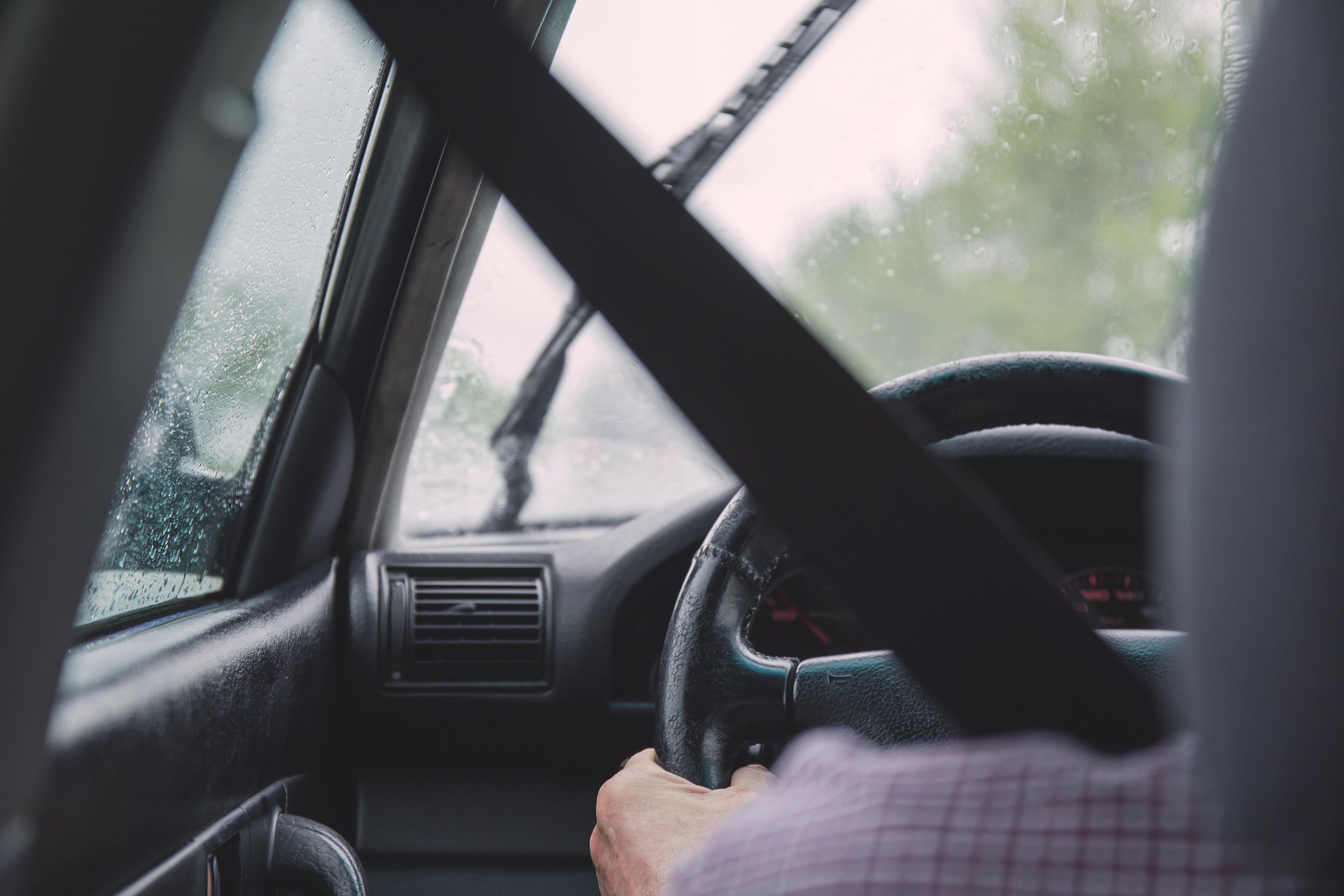 Смоленских автомобилистов призывают быть внимательными на дорогах в связи с ухудшением погоды