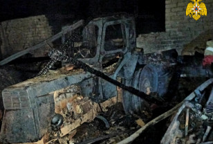 В Краснинском районе сгорели гараж и трактор