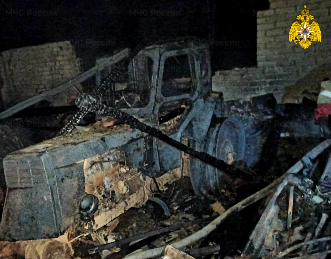 В Краснинском районе сгорели гараж и трактор