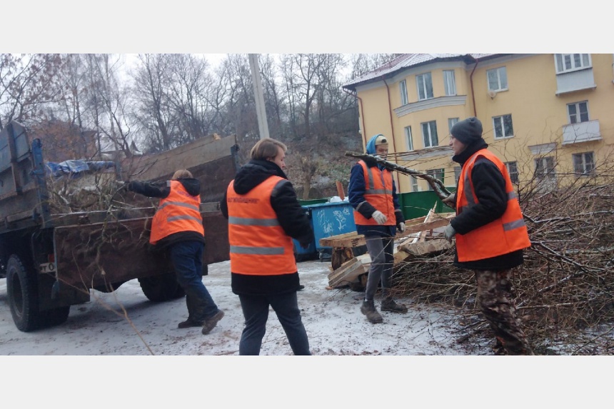 В Смоленске управляющая компания «Жилищник» наводит порядок во дворах