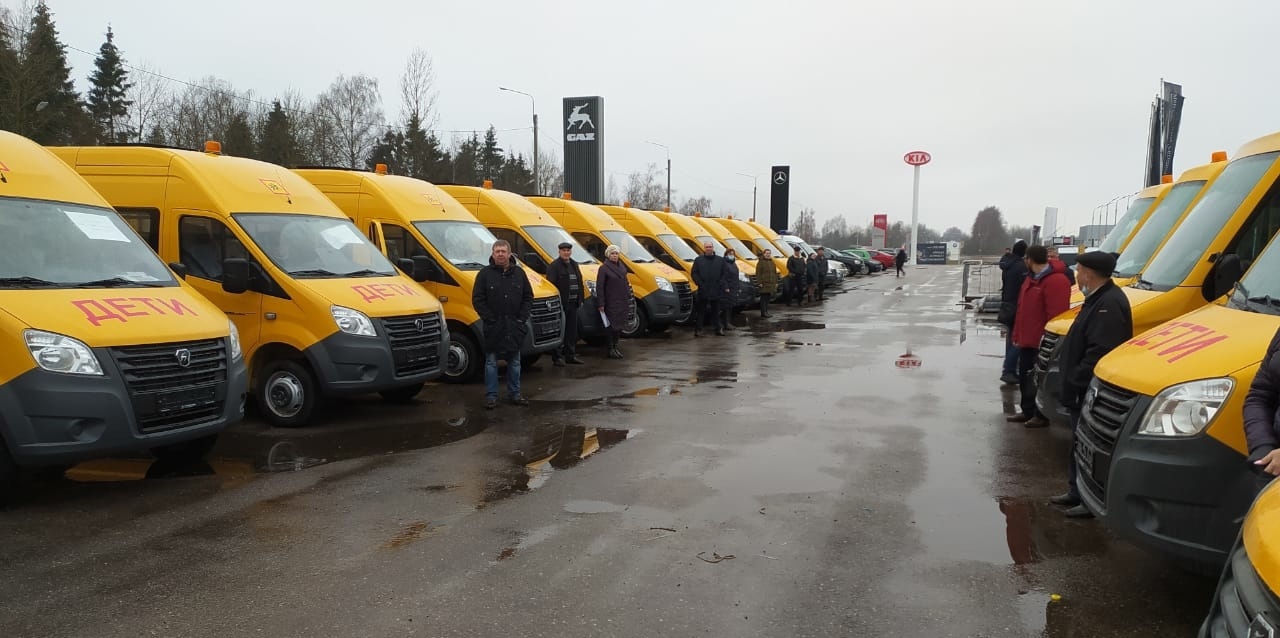 16 автобусов марки «ГАЗ» получили школы в районах Смоленской области