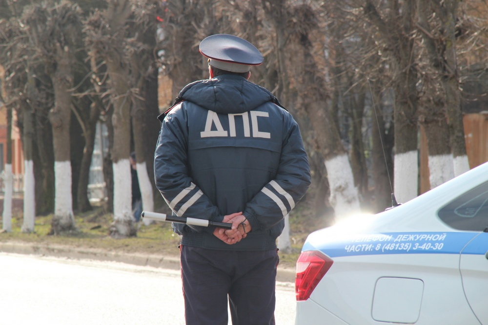 На Московском шоссе в Смоленске полицейские поймали водителя погрузчика с поддельными правами