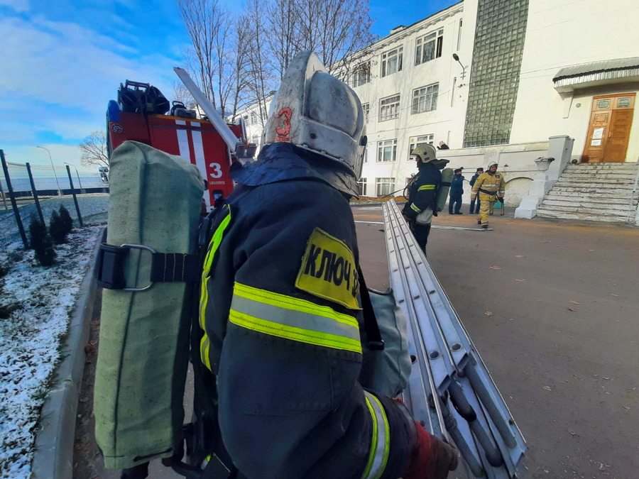 Спасатели провели в смоленской больнице пожарно-тактические учения