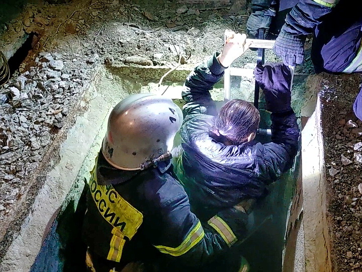 В Сафонове сотрудники МЧС спасли двух человек, провалившихся в технологическую яму