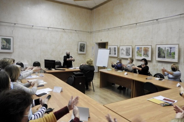 В Смоленской области 19 специалистов учреждений социального обслуживания обучили жестовому языку