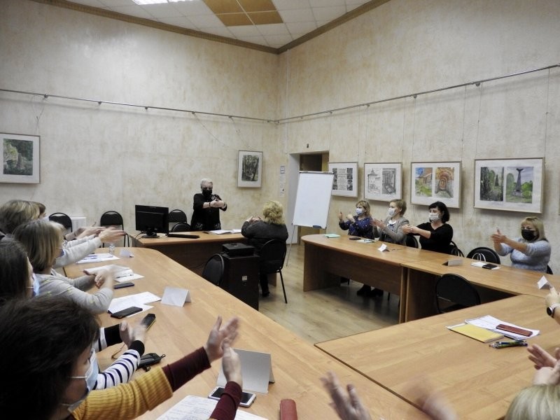 В Смоленской области 19 специалистов учреждений социального обслуживания обучили жестовому языку