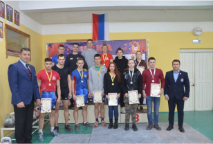 В Смоленске состоялись соревнования по гиревому спорту