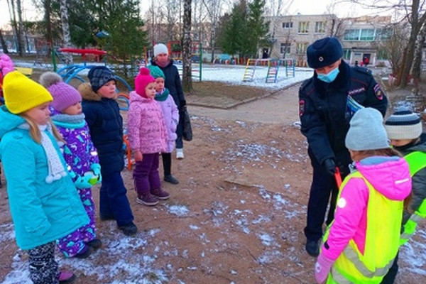 Сотрудники ГИБДД провели занятие с дошкольниками в Печерске