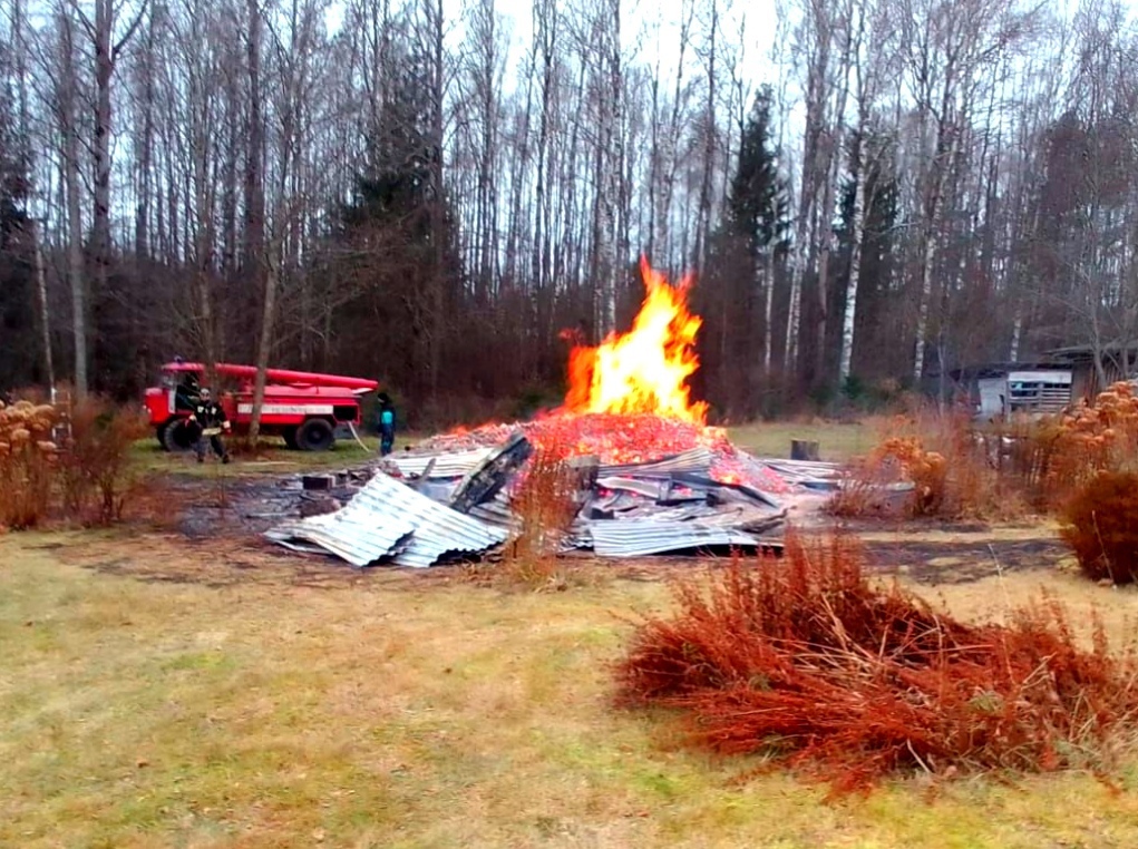 В деревне Староселье Угранского района сгорел дровник