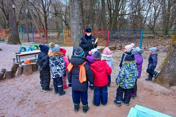 Смоленские полицейские провели урок безопасности для воспитанников «Улыбки»