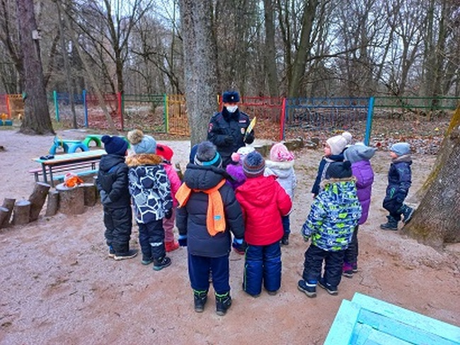 Смоленские полицейские провели урок безопасности для воспитанников «Улыбки»