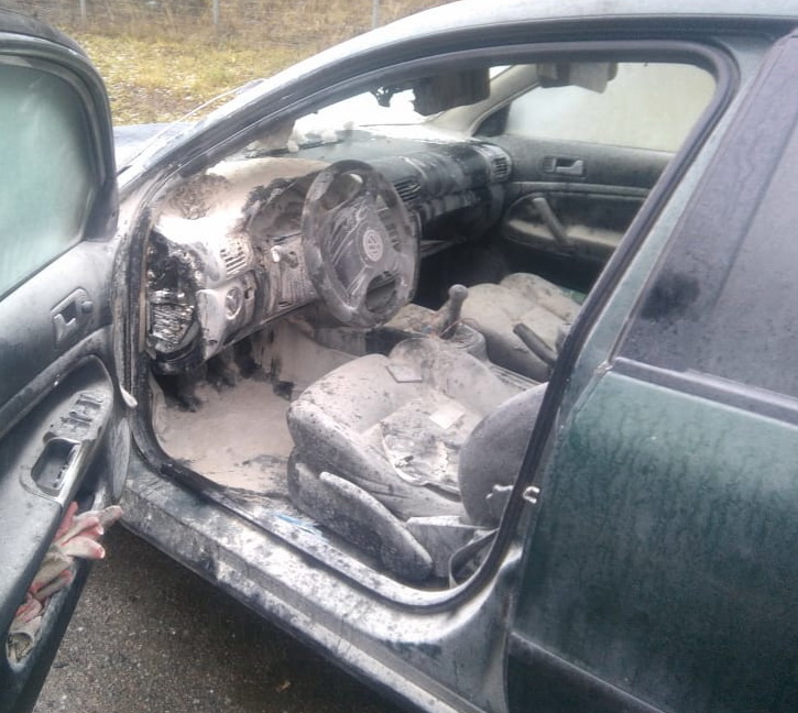 Загоревшийся на трассе М-1 Volkswagen Passat потушили всем миром