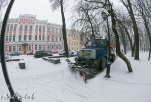 В Смоленске коммунальщики ведут борьбу со снегопадом