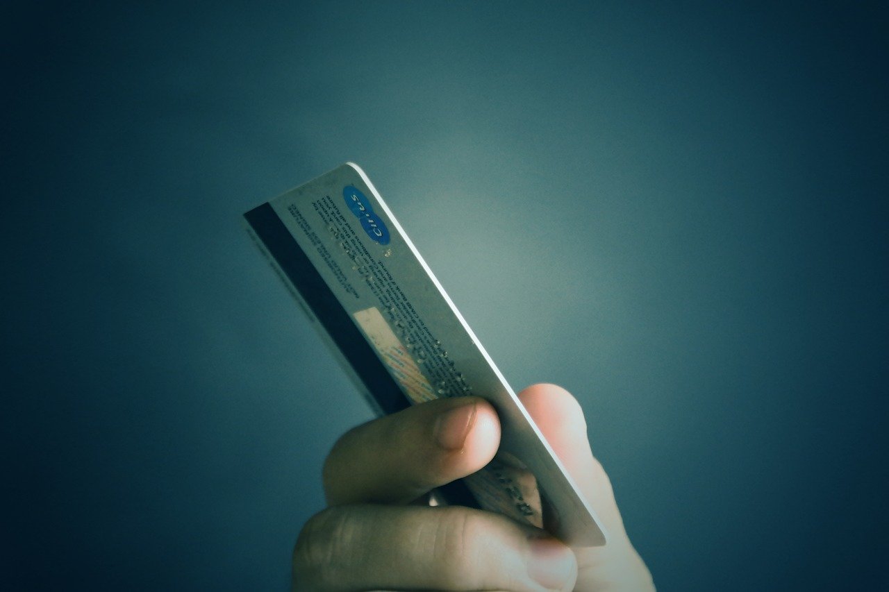 47-летний смолянин отправился за покупками с чужой банковской картой