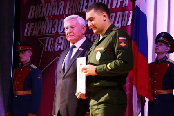 Николай Мартынов поздравил сотрудников военной полиции с 10-летием службы