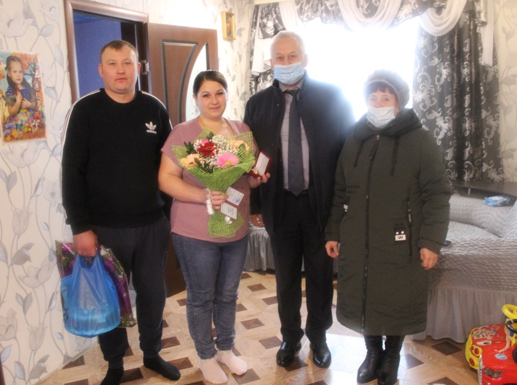 Две жительницы Кардымовского района удостоены Почетного знака «Материнская слава» 
