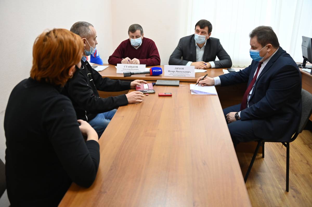 Секретарь реготделения «Единой России» провел прием граждан в Сафоновском районе