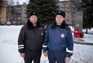 В Смоленской области сотрудники ДПС помогли водителю достать машину из кювета