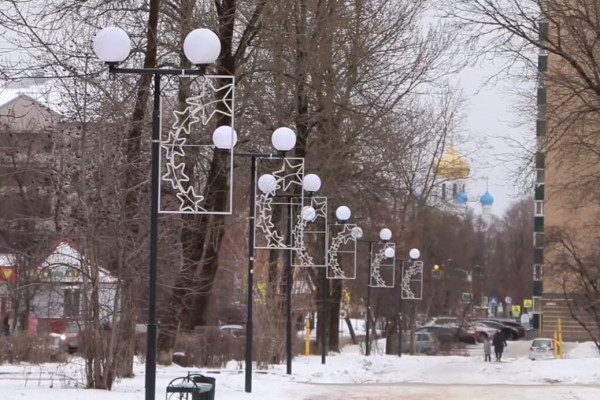 В Смоленске на улице Ломоносова появилась новогодняя иллюминация