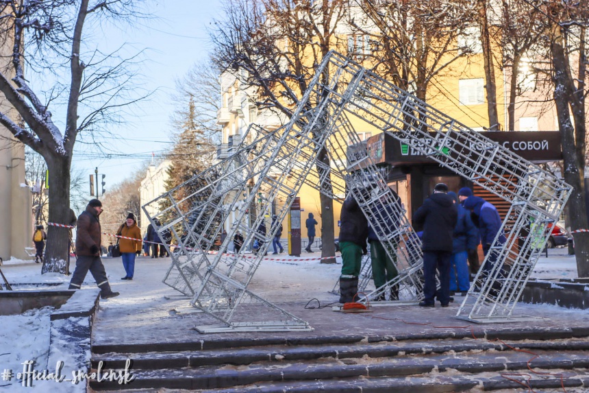В центре Смоленска установили новогоднюю инсталляцию